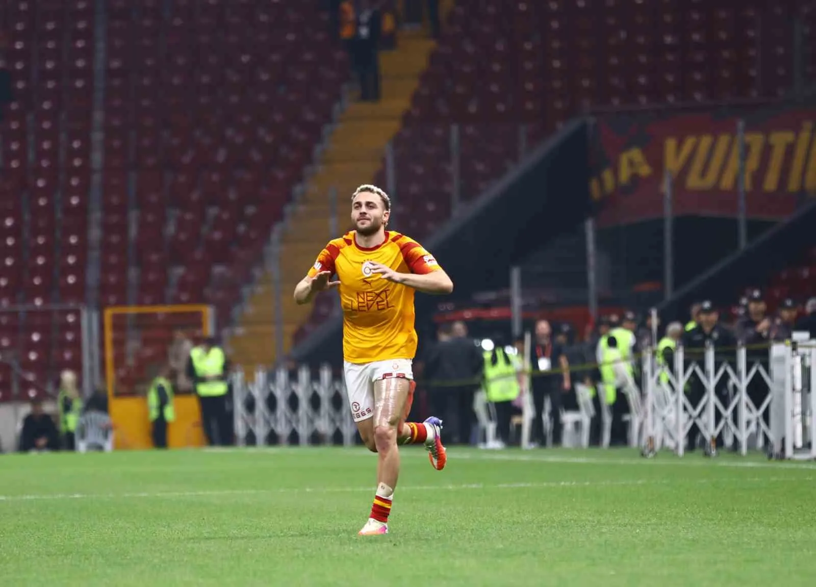 Barış Alper Yılmaz maçın ardından taraftarları kırmadı, tekrar sahaya çıktı