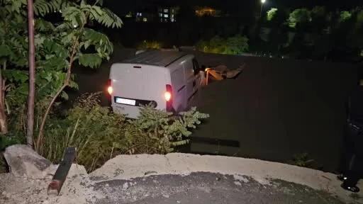 Sarıyer’de kontrolden çıkan araç evin çatısına uçtu: 1 yaralı