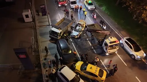 Beyoğlu’nda makas atan alkollü sürücü kamyonun altına girdi: 3 yaralı