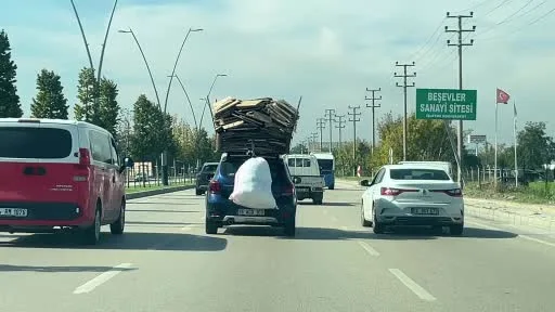 Bursa’da otomobilin üzerine yüklediği kartonlarla trafikte ilerledi