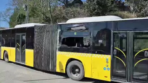 Sürücüsünün direksiyon hakimiyetini kaybettiği İETT otobüsü, duvara çarptı