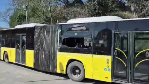 Sürücüsünün direksiyon hakimiyetini kaybettiği İETT otobüsü, yol kenarındaki duvara çarptı