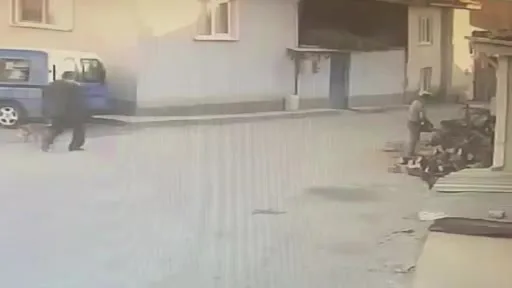 Kadının motorlu testere ile yaşlı adamı korkuttuğu anlar kamerada