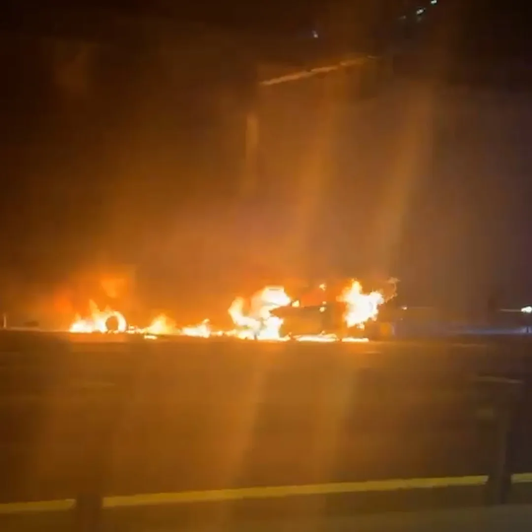 Sarıyer’de trafik kazasının ardından 2 otomobil alev topuna döndü