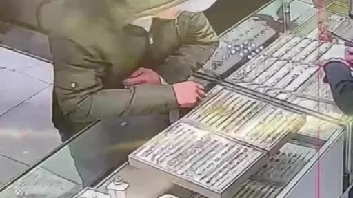 Sahte altınla kuyumcuyu oyaladı, bilekliği çalıp kaçtı