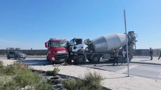 Avcılar’da beton mikserlerinin karıştığı kazada iki kişi yaralandı