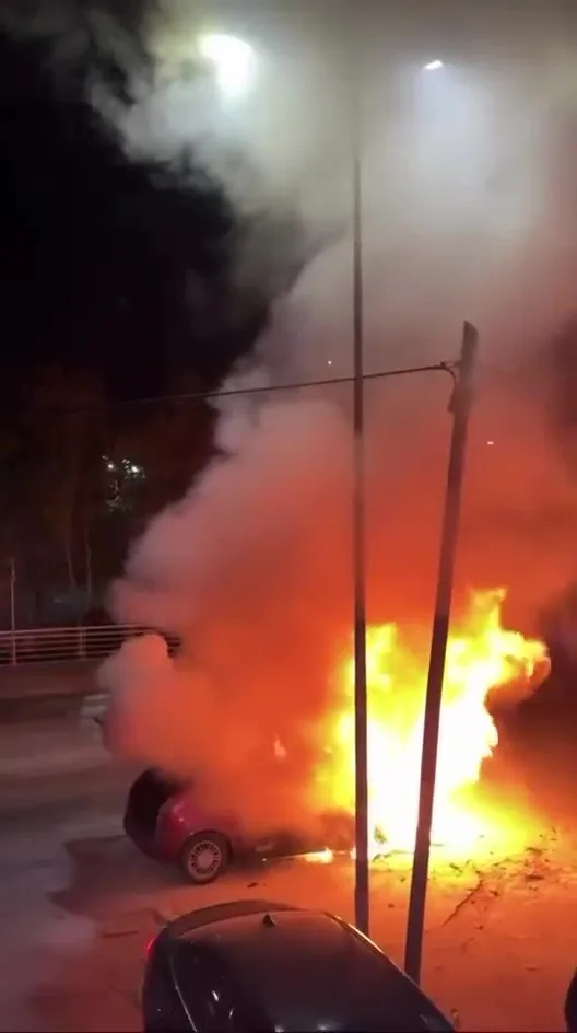 Kocaeli’de iki ayrı araç yangını: Otomobil ve tır dorsesi alev aldı