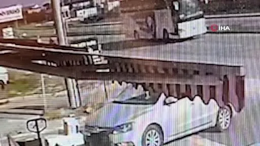 Otomobille çarpışan motosiklet sürücüsü havaya uçtu: Trafik kazası kamerada