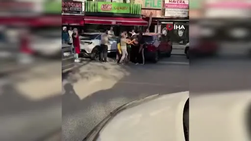 Başakşehir’de esnaf ile motosikletli kurye birbirine girdi: Önlüklerini çıkarmadan yumruklarla saldırdılar