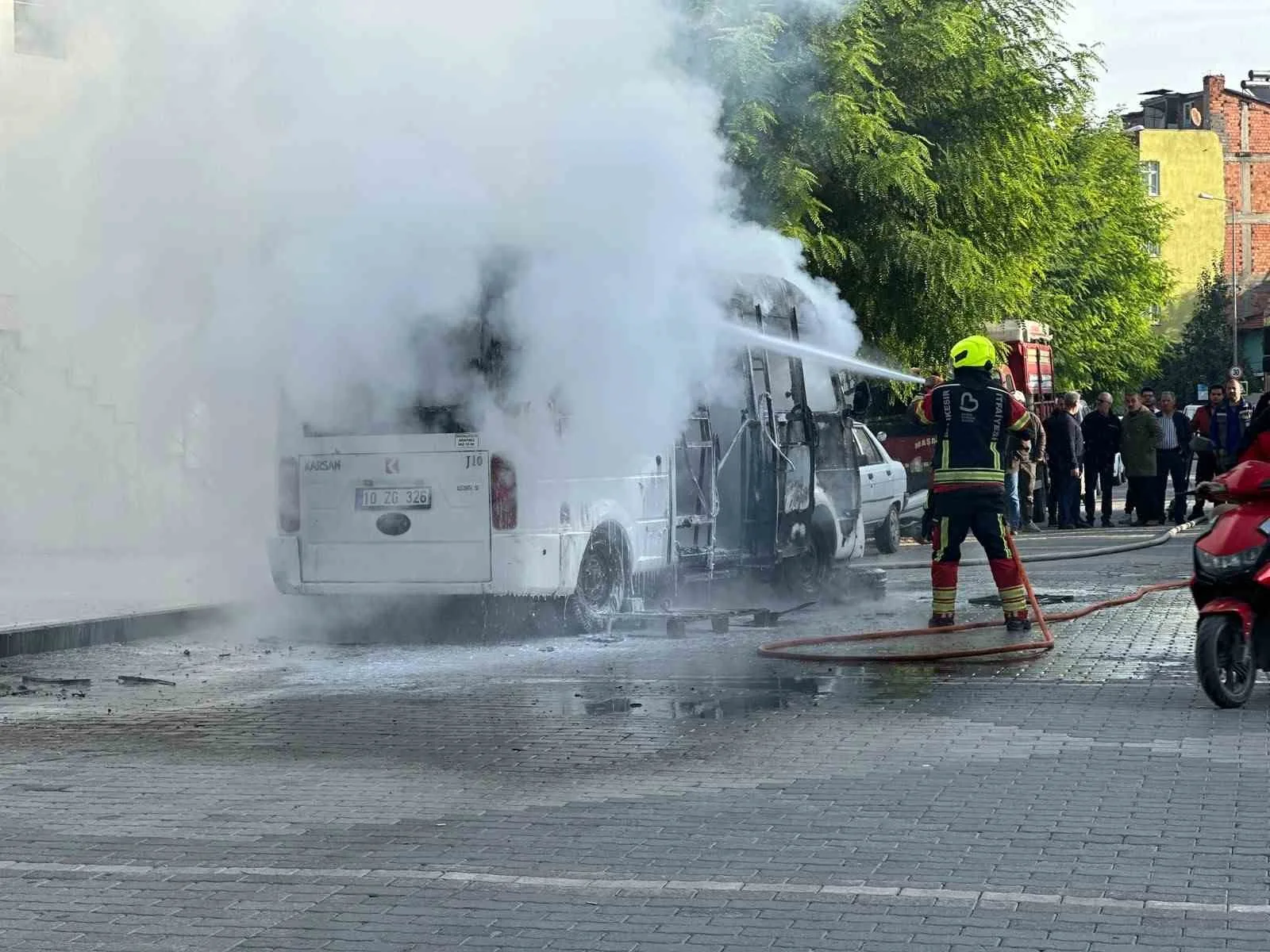 Dursunbey’de ticari araç yandı