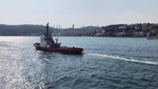 Karadeniz’de vurulan iki gemi İstanbul Boğazı’ndan geçti