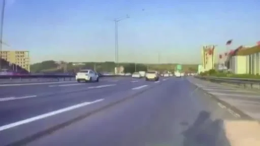 Gaziosmanpaşa kaza anı kamerada : 1 yaralı
