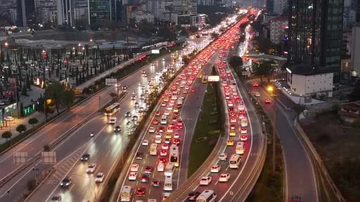 İstanbul’da trafik yoğunluğu yüzde 72 olarak ölçüldü