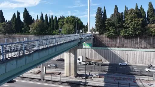 Edirnekapı Metrobüs durağında üst geçit çilesi: Geçici denildi, aylardır kapalı kaldı