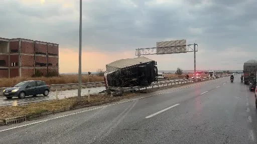 Babaeski’de bariyerlere çarpan kamyon devrildi: 1 yaralı