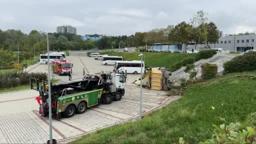 Eyüpsultan’da hafriyat kamyonu İSKİ’nin bahçesine yuvarlandı: 2 yaralı