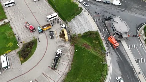 Eyüpsultan’da hafriyat kamyonu İSKİ’nin bahçesine yuvarlandı: 2 yaralı