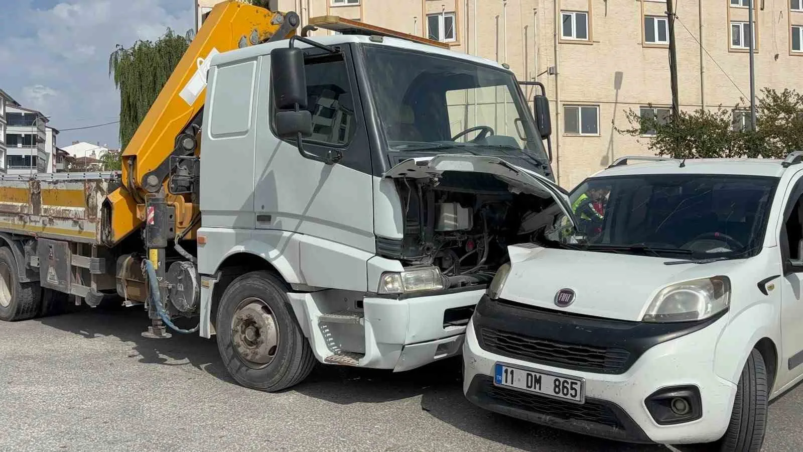 Bilecik’te vinç ile hafif ticari araç çarpıştı: 1 yaralı
