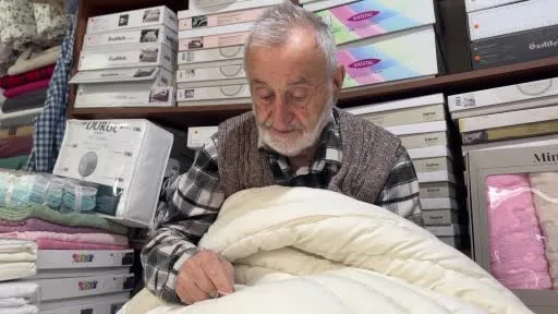 92 yaşındaki ’Yastıkçı Dede’ mesleğini 3 kuşakla geleceğe taşıyor