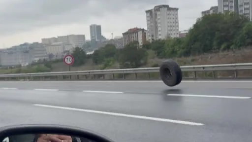 Kuzey Marmara Otoyolu’nda tırdan kopan lastik trafikte tehlike saçtı