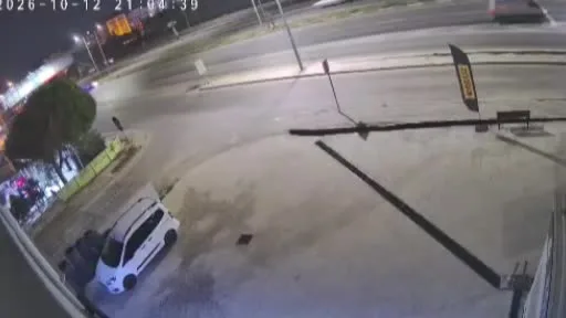 Bandırma’da kontrolden çıkan otomobil refüje çarpıp karşı şeride geçti: 1 yaralı