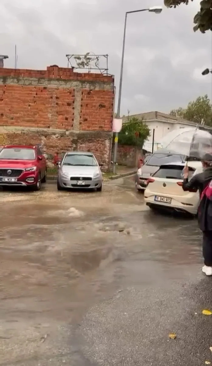 Bursa’da sağanak yağış hayatı olumsuz etkiledi: Pazar yerleri ve sokaklar göle döndü
