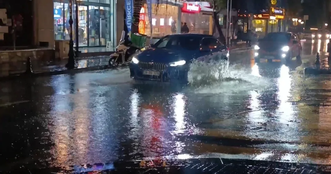 Tekirdağ’da şiddetli yağış: Cadde göle döndü, sürücüler zorlandı