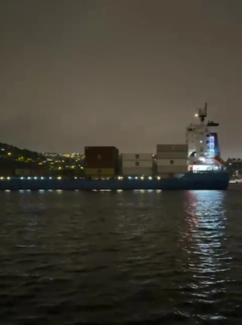 İstanbul Boğazı’nda arıza yaşayan gemi sürüklenerek ters döndü