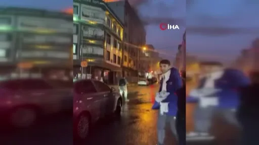 Küçükçekmece’de kentsel dönüşüm kapsamında boşaltılan 7 katlı binanın çatısında yangın