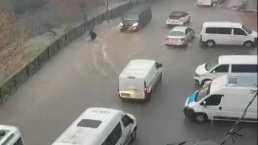 Esenyurt’ta suya kapılan kadın böyle sürüklendi