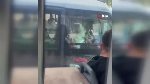 Şoförler arasında yol tartışması kamerada