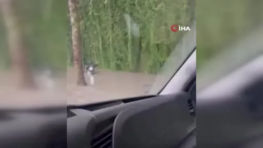 İstanbul’da suya batan motosikletinin zor anları kamerada