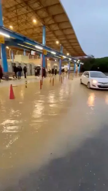 Başakşehir Olimpiyat Metro İstasyonu’nu su bastı vatandaşlar zor anlar yaşadı