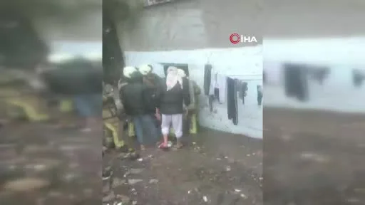 Küçükçekmece’de evi suyu basan adam itfaiye ekipleri tarafından kurtarıldı