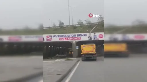 Sultangazi’de altı geçidi su bastı, araçlar mahsur kaldı