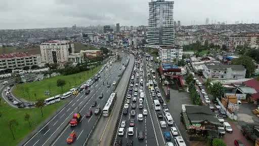 İstanbul’da yoğun trafik oluştu, sürücüler ilerlemekte güçlük çekti