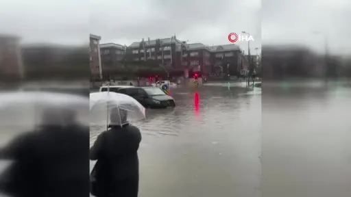 Başakşehir’de yolları su bastı, araçlar mahsur kaldı