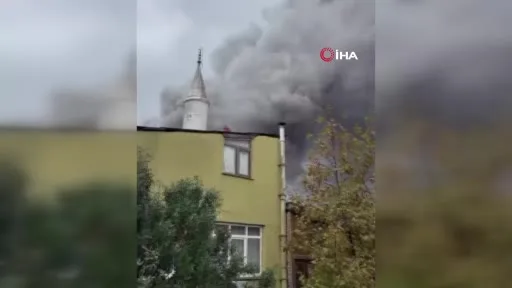 Bayrampaşa Muratpaşa Baltaş Sanayi Sitesi’nde bilinmeyen bir nedenle yangın çıktı. Olay yerine çok sayıda itfaiye ekibi sevk edildi.