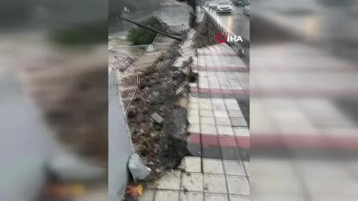Sultangazi’de sağanak yağış nedeniyle okulun istinat duvarı çöktü