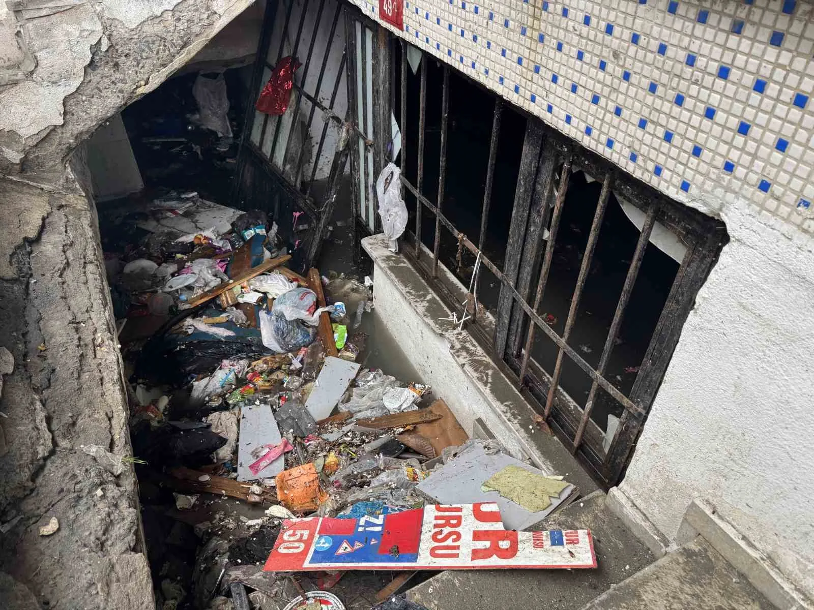 Küçükçekmece’de dere yatağındaki evin bodrum katını su bastı