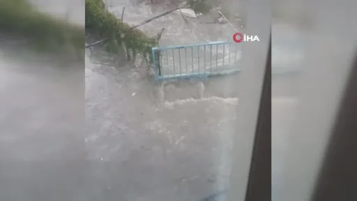 Küçükçekmece’de dere yatağındaki evin bodrum katını su bastı