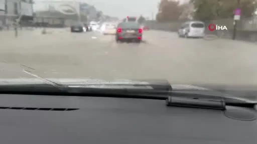 İstanbul’da yollar göle döndü, araçlar güçlükle ilerledi