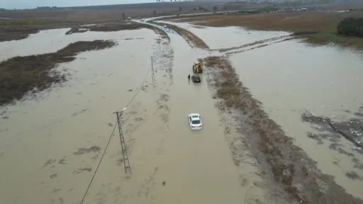 Büyükçekmece’de sağanak yağış hayatı olumsuz etkiledi, yol göle döndü araçlar mahsur kaldı