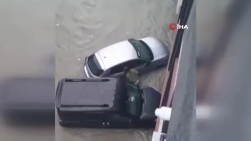 Esenyurt’ta yolları ve evleri su bastı vatandaşlar zor anlar yaşadı