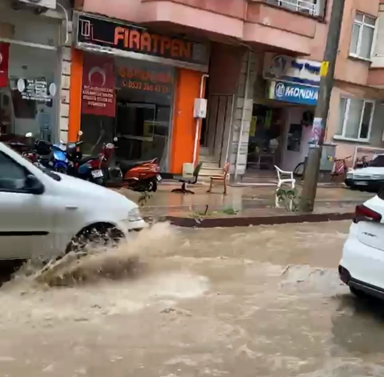 Erdek’te sağanak yağış sonrası Hükümet Caddesi göle döndü