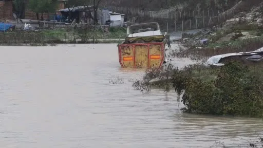 Avcılar’da hafriyat kamyonu sular altında kaldı
