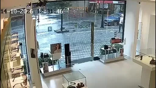 Beylikdüzü’nde şiddetli rüzgar dükkanın cam kapısını kırdı, o anlar kamerada