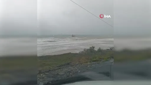 Çatalca’da fırtına nedeniyle sürüklenen gemi karaya oturdu