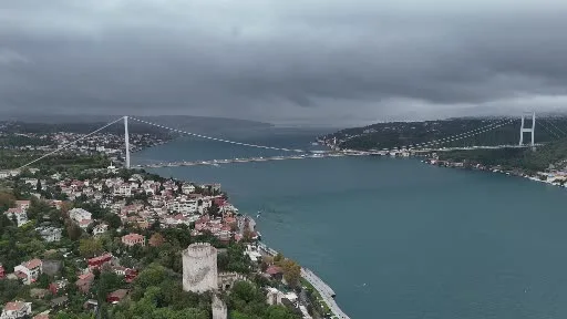 İstanbul’da hava karardı yağmur bulutlarının girişi böyle görüntülendi