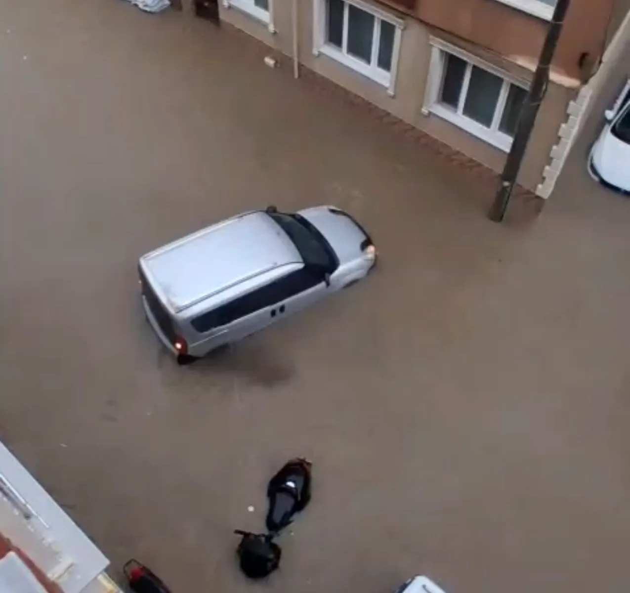 Susurluk’ta aniden bastıran sağanak yağış zor anlar yaşattı